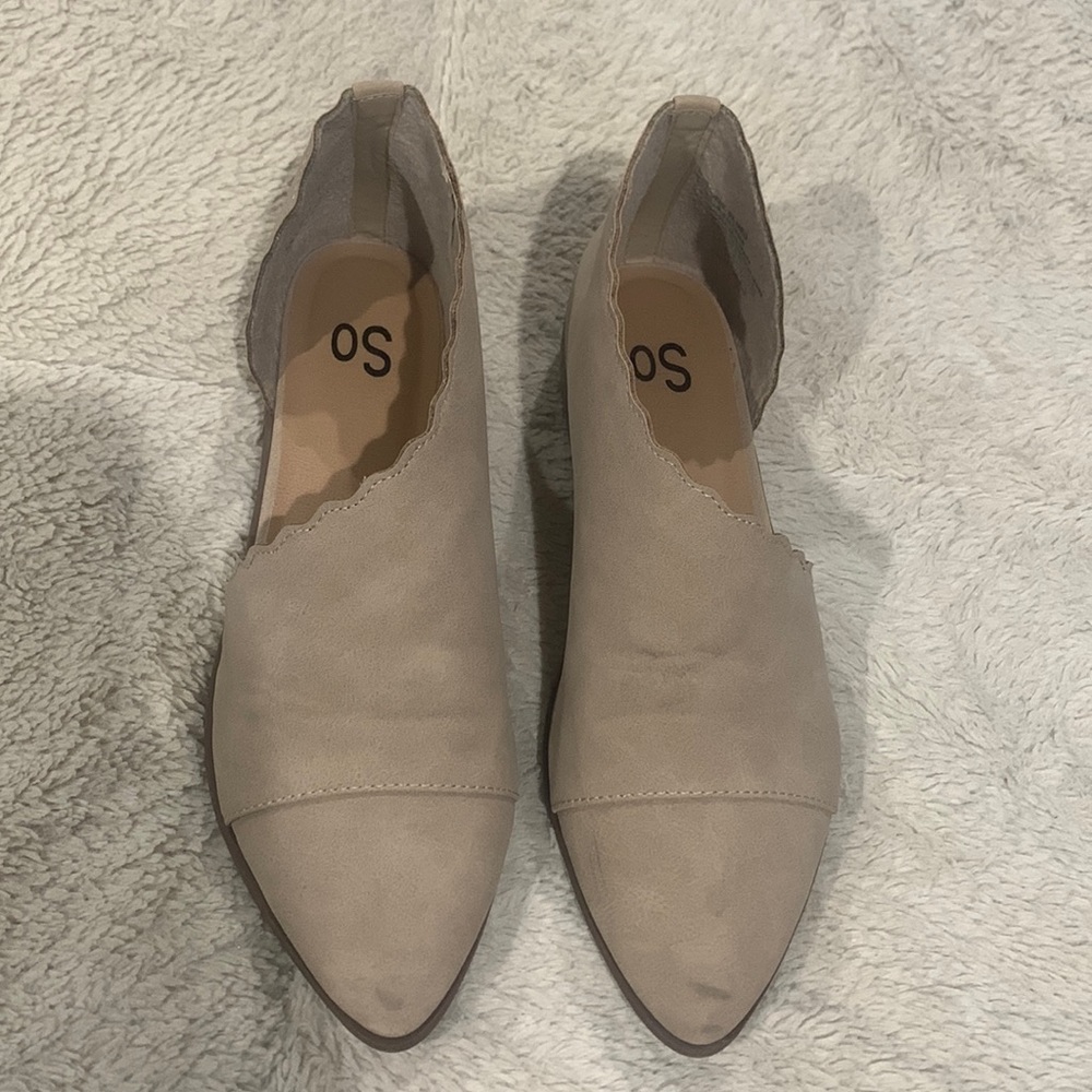 SO taupe colored cutout flat ankle boots. Size 8.5